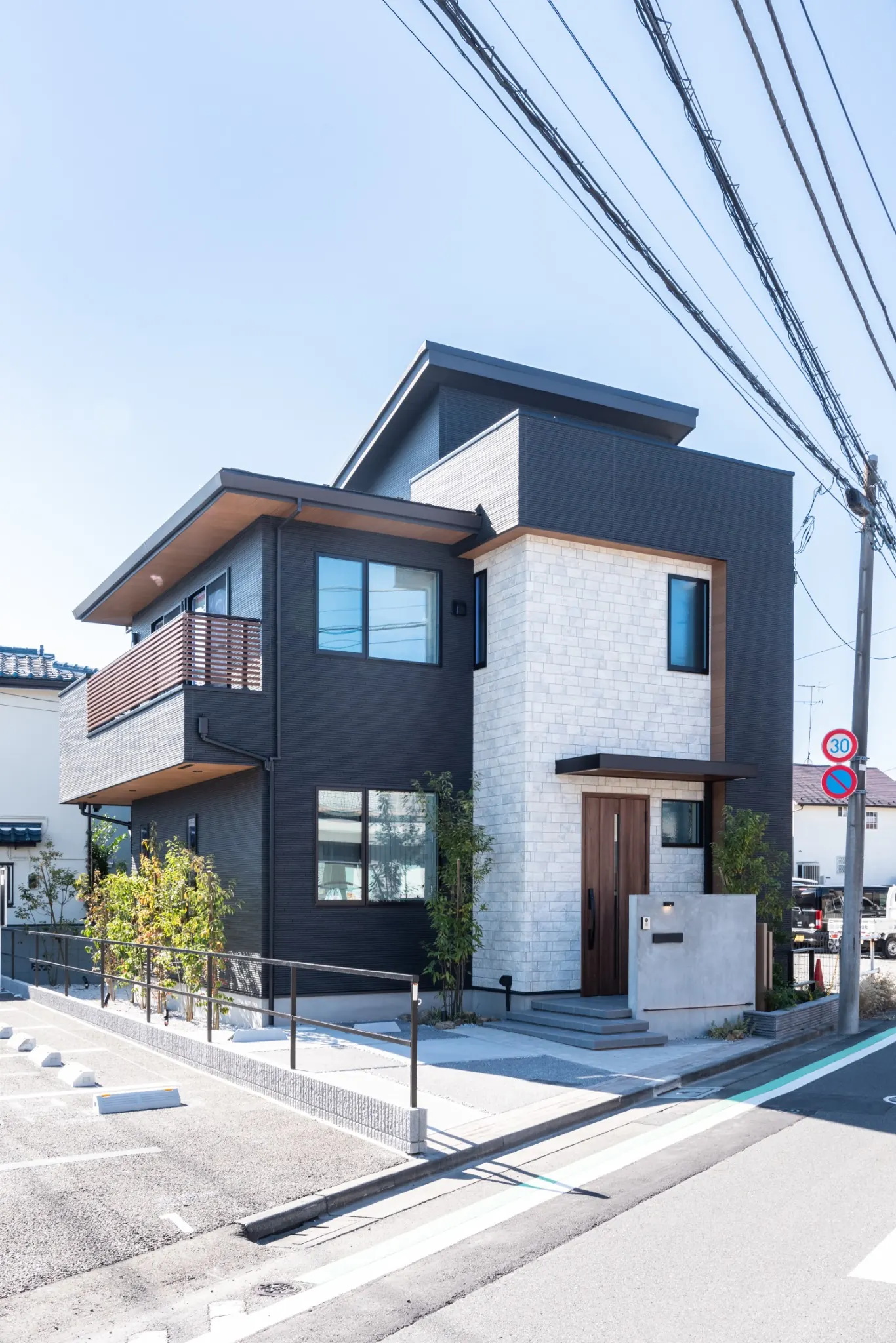 白を基調としたモデルハウス外観の施工例