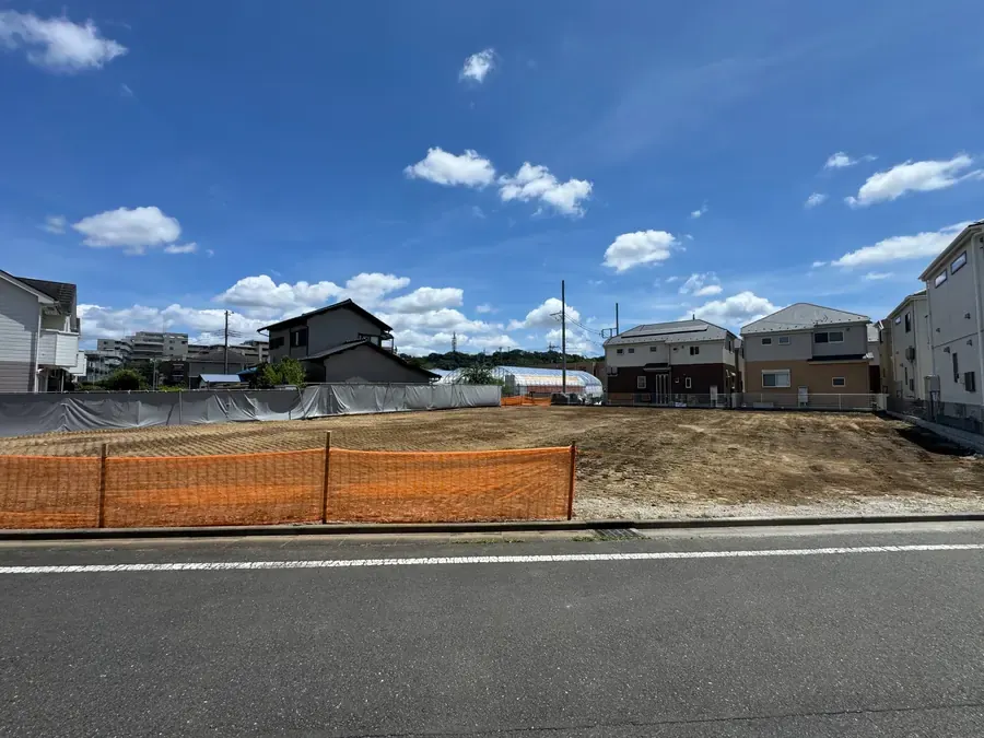 前面道路から見た現地の様子
