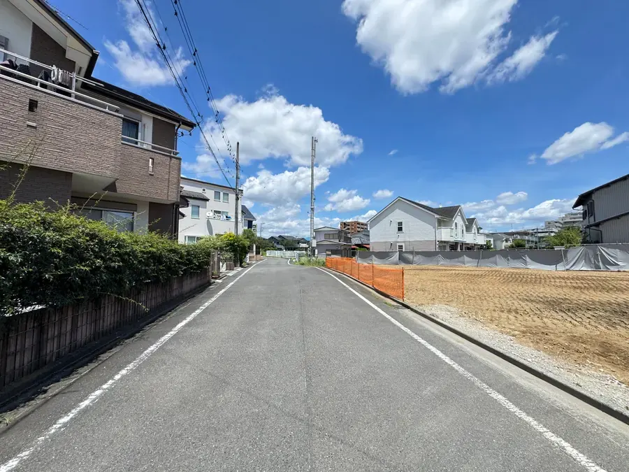 前面道路と現地の街並み